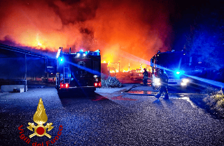 Maxi incendio a Grugliasco, nel Torinese. Nessun ferito